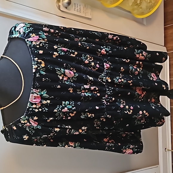 LADIES TOP - Picture 4 of 10